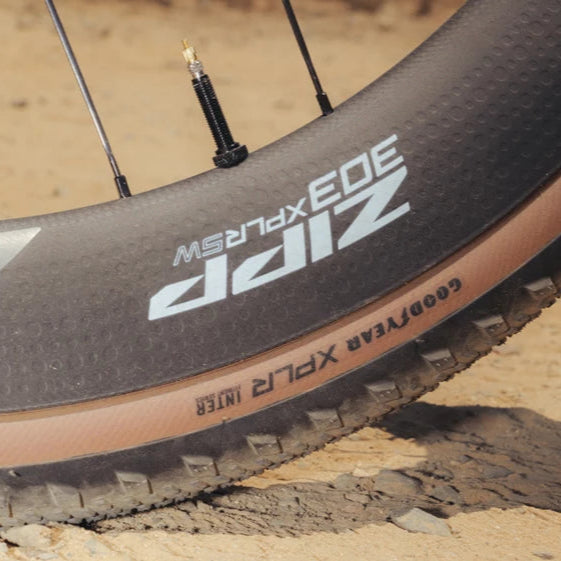 Pari ZIPP 303 XPLR SW DISC Tubeless-pyöriä (keskuslukko)