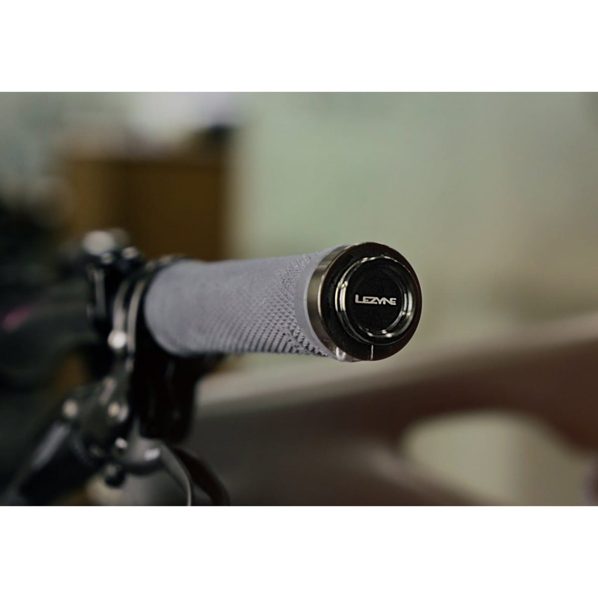 Integroitu monityökalukiinnike LEZYNE S (5 työkalua)