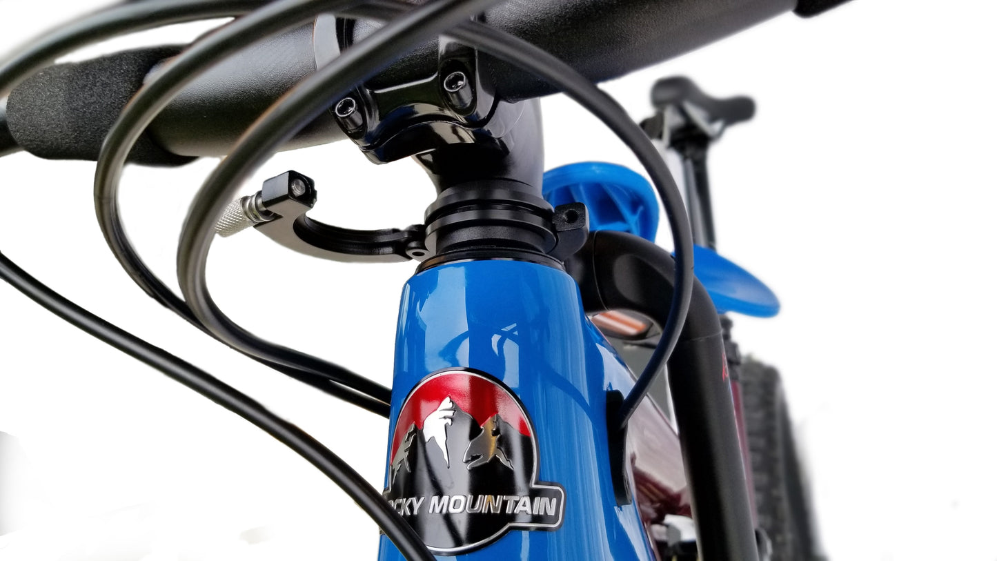 Täydellinen 1"1/8 MAC RIDE etukiinnike lastenistuimen istuimelle.