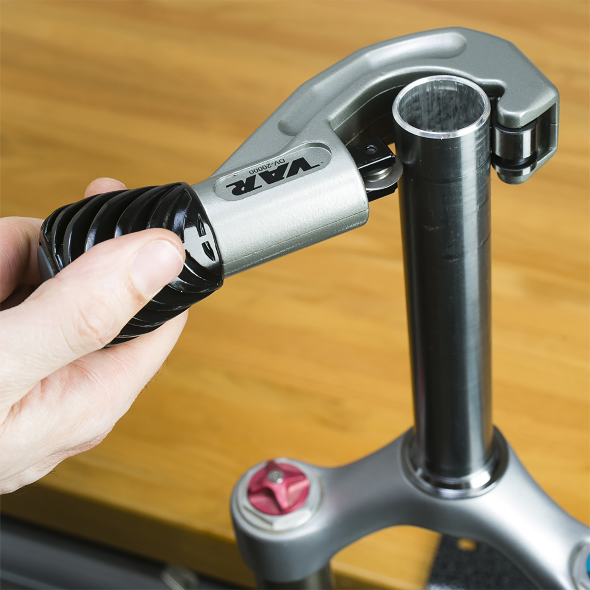 Putkien leikkaus 3-42 mm:n putkien leikkaus VAR DV-20000:lla VAR DV-20000 deburrer -laitteella