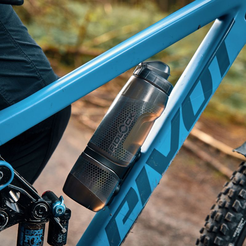 Pullon ja pullonkantopakkaus FIDLOCK TWIST BIKE BASE 800 ml Savustettu