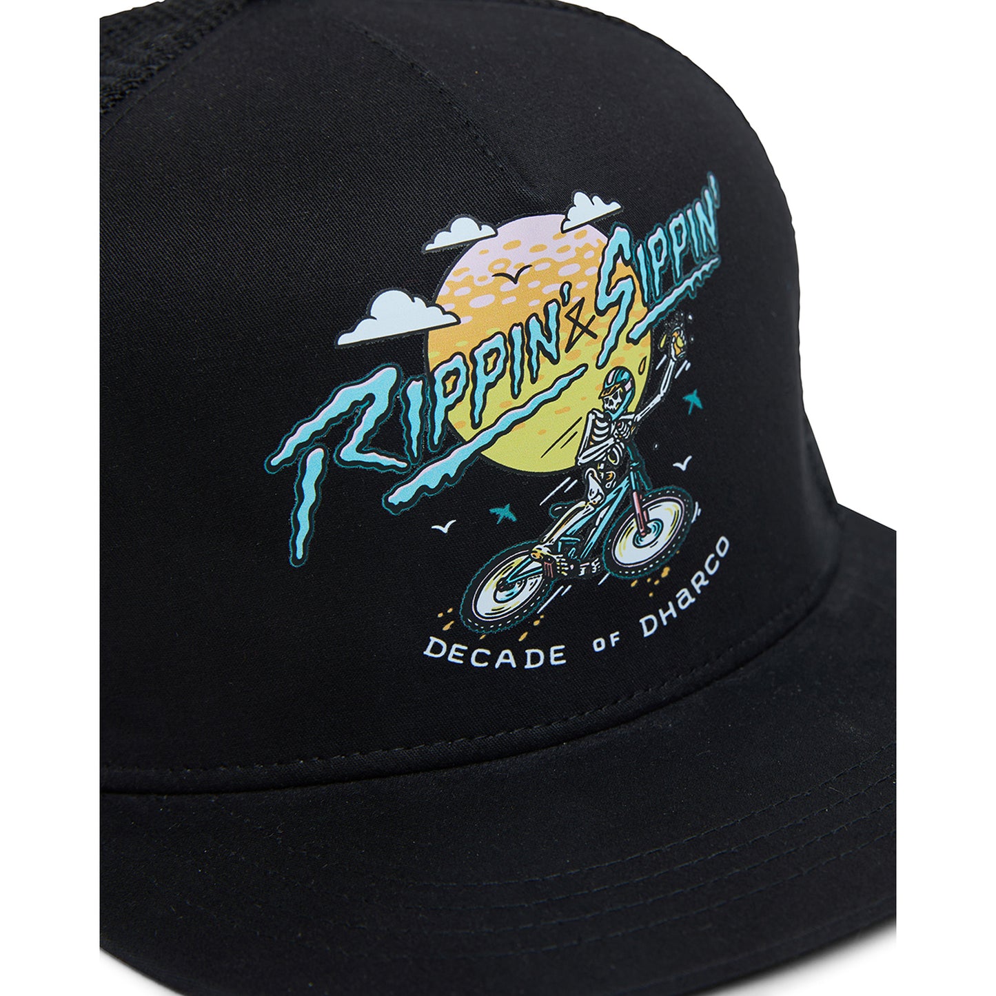 DHARCO FLAT BRIM TRUCKER RIPPIN JA SIPPIN lippis musta