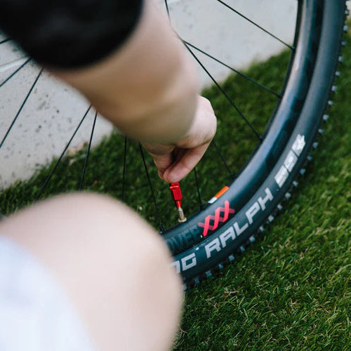 Ruisku KOM CYCLING Preventive Fluid Alu -venttiilille