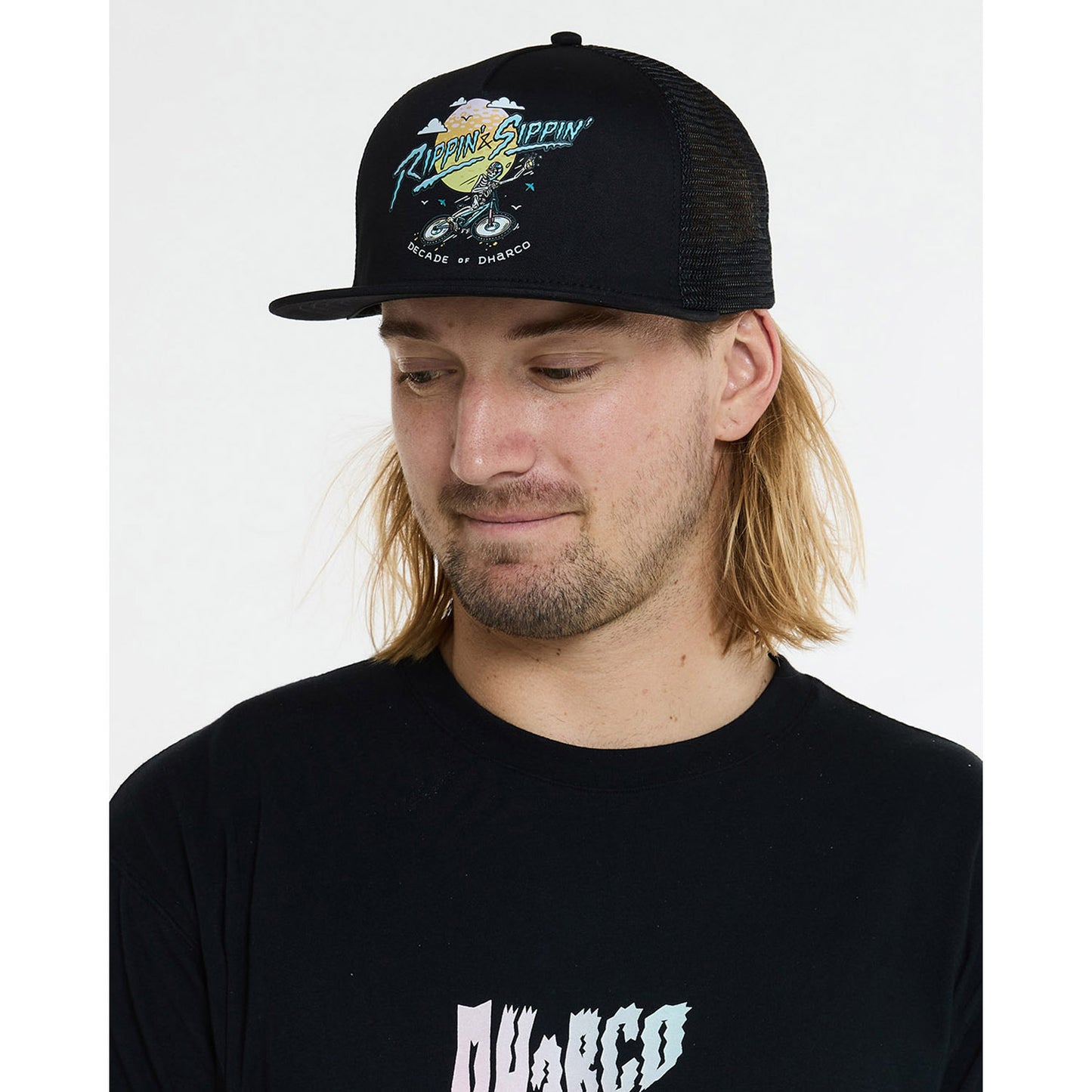 DHARCO FLAT BRIM TRUCKER RIPPIN JA SIPPIN lippis musta