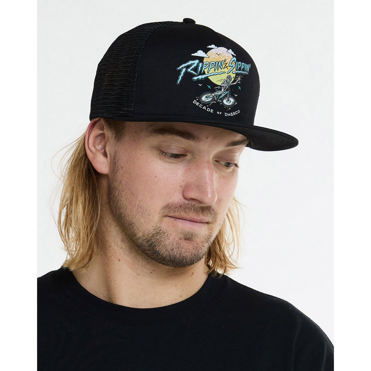 DHARCO FLAT BRIM TRUCKER RIPPIN JA SIPPIN lippis musta