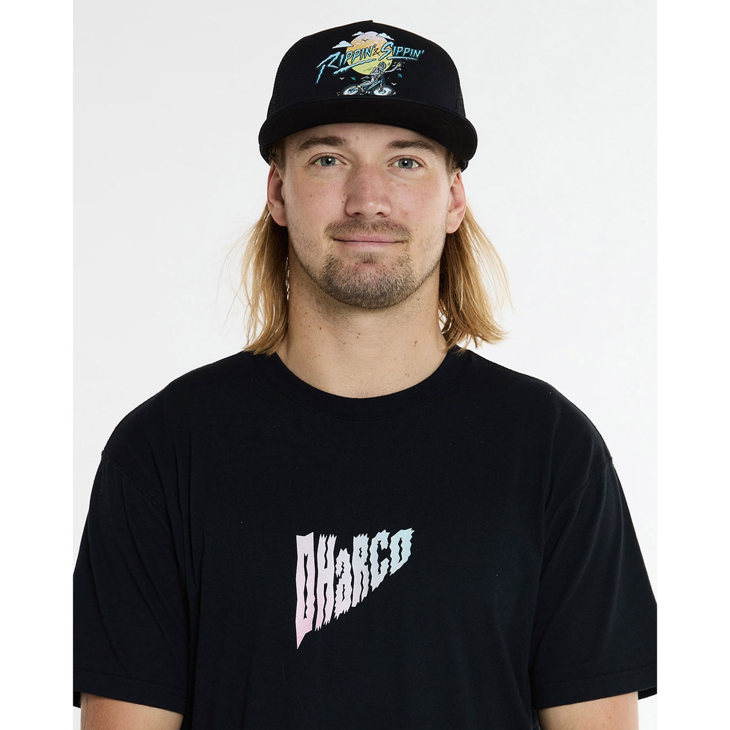 DHARCO FLAT BRIM TRUCKER RIPPIN JA SIPPIN lippis musta