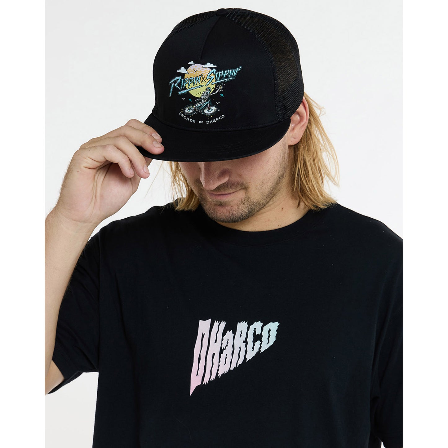 DHARCO FLAT BRIM TRUCKER RIPPIN JA SIPPIN lippis musta