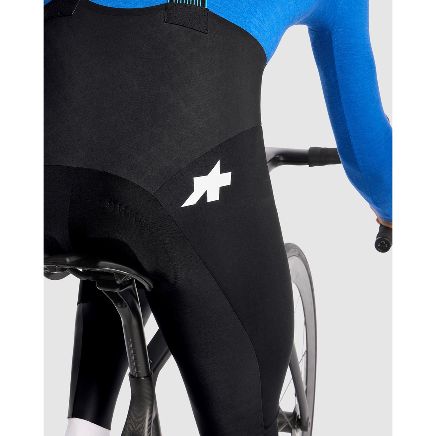 ASSOS RS UZ S11 Mustat sarjan rintaliivihousut