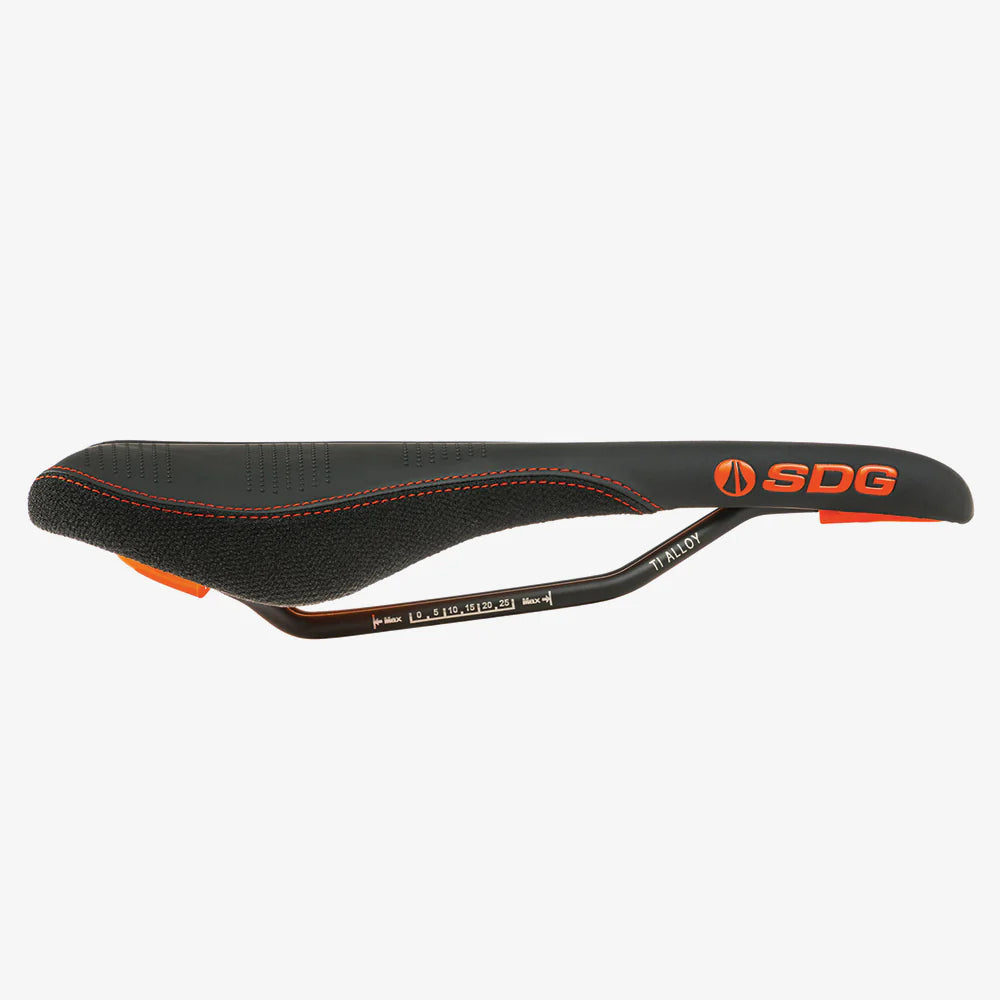 SDG RADAR MTN Rails Titanium-Aluminium Satula Musta/Oranssi