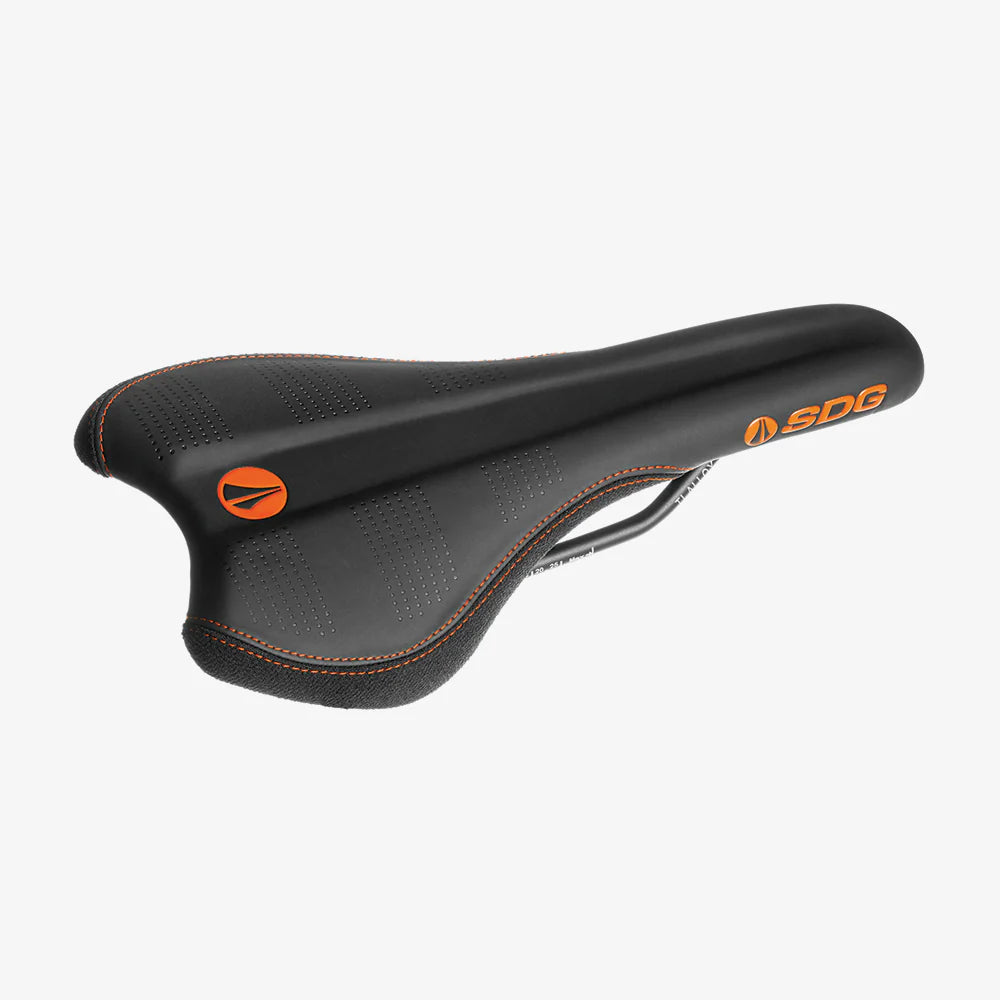 SDG RADAR MTN Rails Titanium-Aluminium Satula Musta/Oranssi