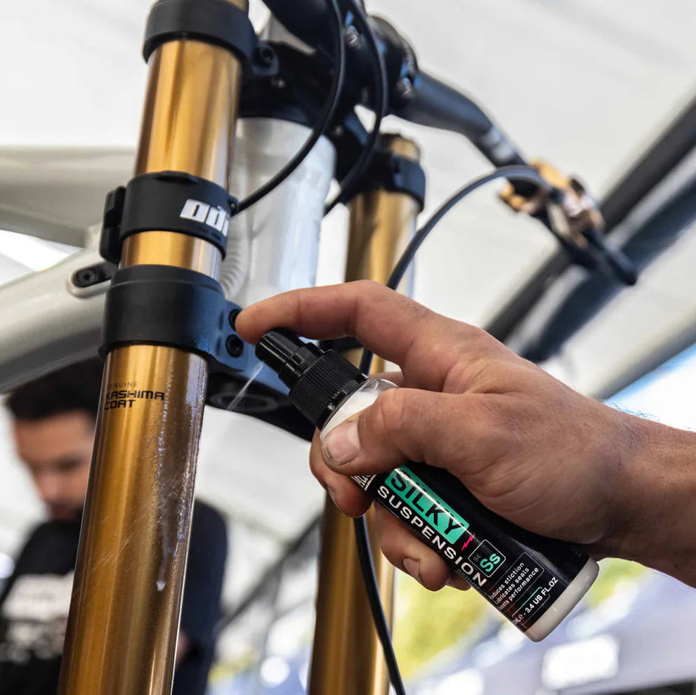 Jousituksen puhdistusaine/voiteluaine MUC-OFF SILKY SUSPENSION SERUM (100 ml)