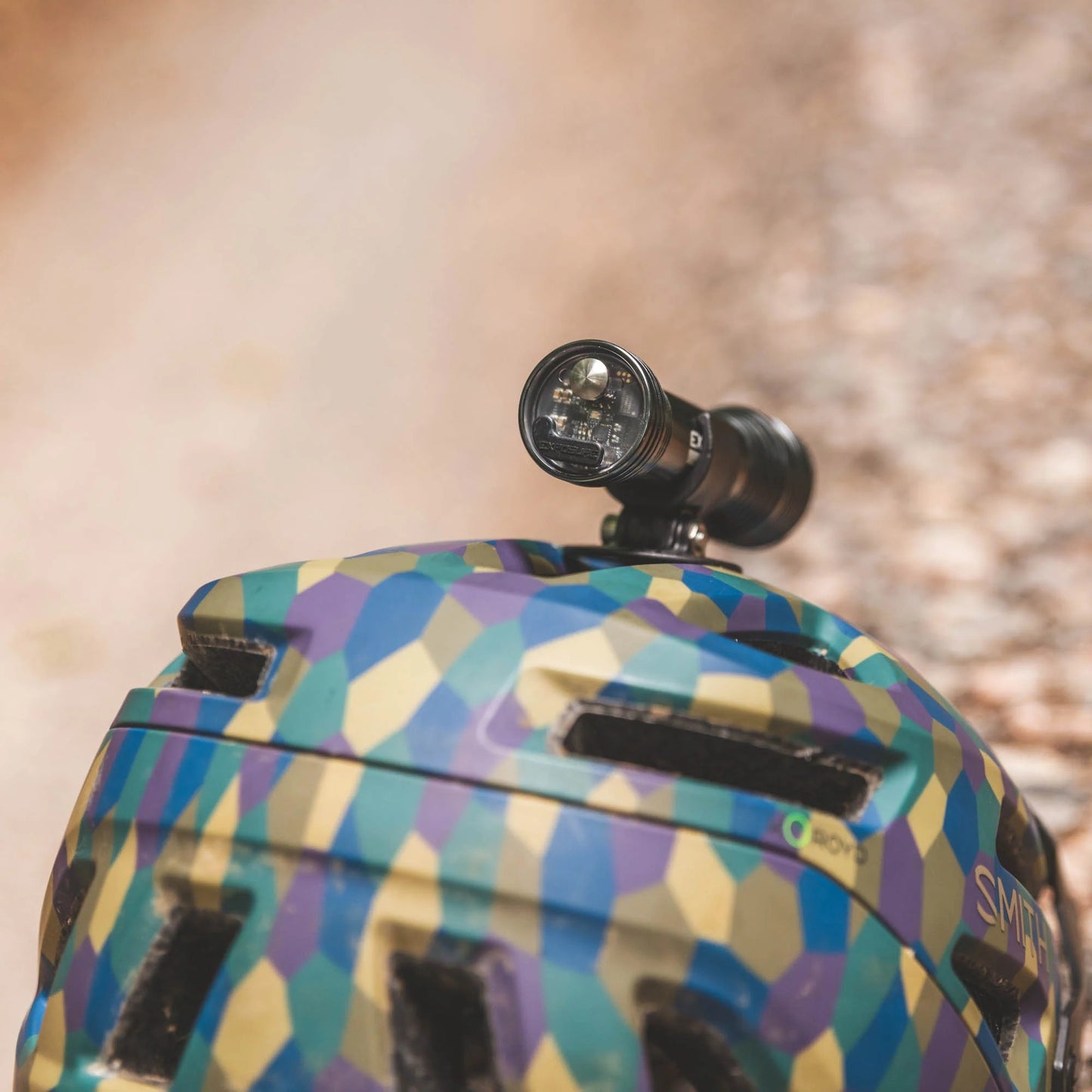 EXPOSURE LIGHTS JOYSTICK MK18 etuvalo kypäräkiinnityksellä varustettuna