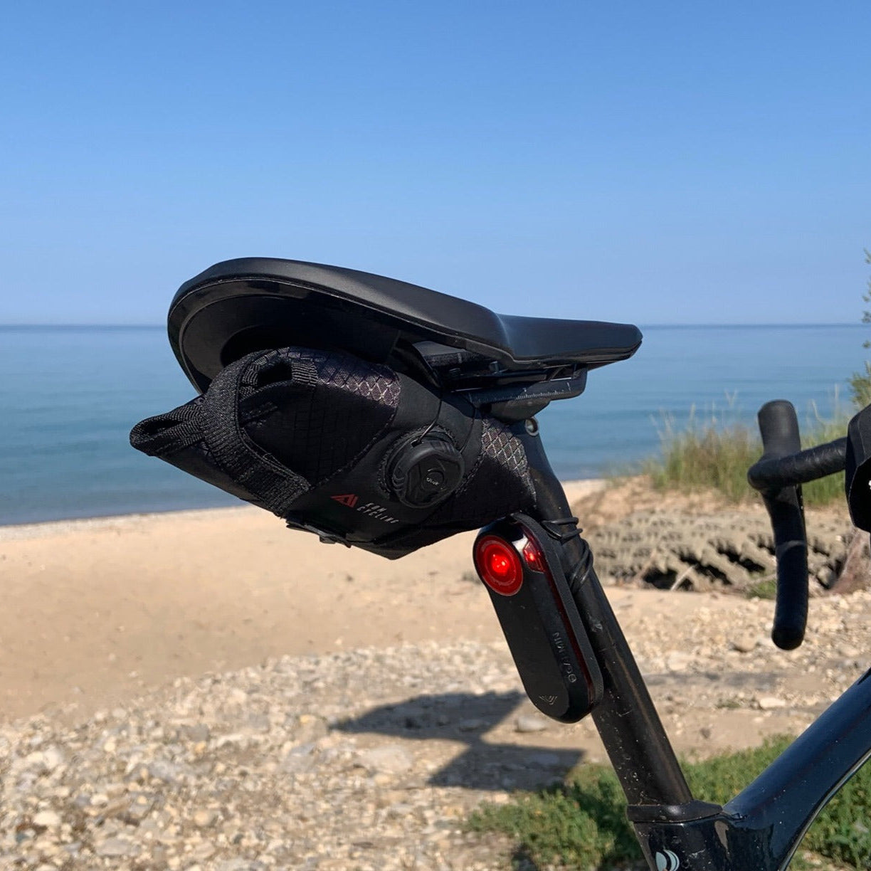 Satulalaukku KOM CYCLING SADDLE ROLL KOM CYCLING SADDLE ROLL