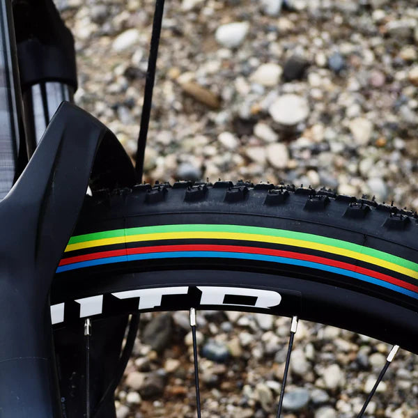 VITTORIA MEZCAL XC 29X2.35 "UCI Rainbow Edition" Tubeless Ready Pehmeä musta rengas VITTORIA MEZCAL XC 29X2.35 "UCI Rainbow Edition" Tubeless Ready Pehmeä musta rengas