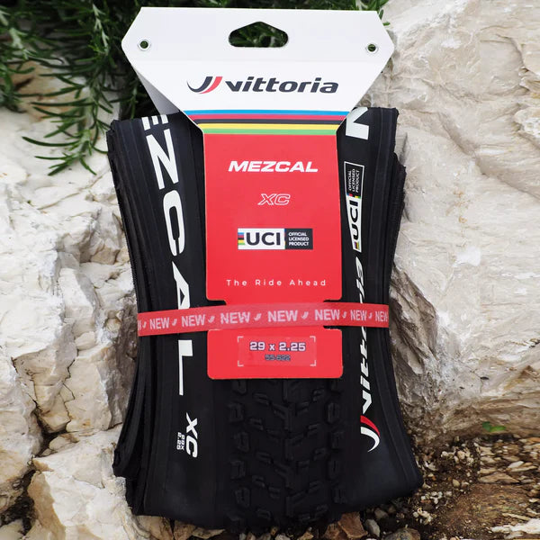 VITTORIA MEZCAL XC 29X2.35 "UCI Rainbow Edition" Tubeless Ready Pehmeä musta rengas VITTORIA MEZCAL XC 29X2.35 "UCI Rainbow Edition" Tubeless Ready Pehmeä musta rengas