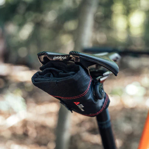 Satulalaukku KOM CYCLING SADDLE SADDLE ROLL XL