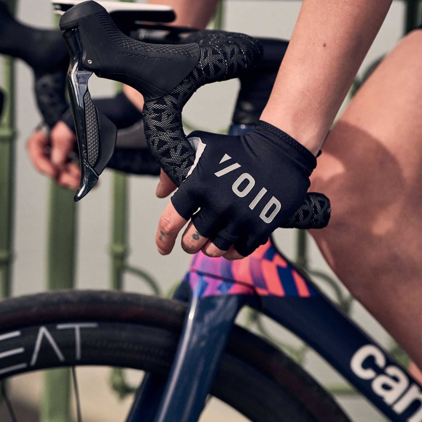 VOID VELO Lyhyet käsineet Musta