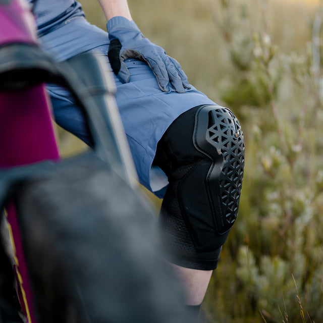 LEATT FLEXMESH polvisuojat Musta