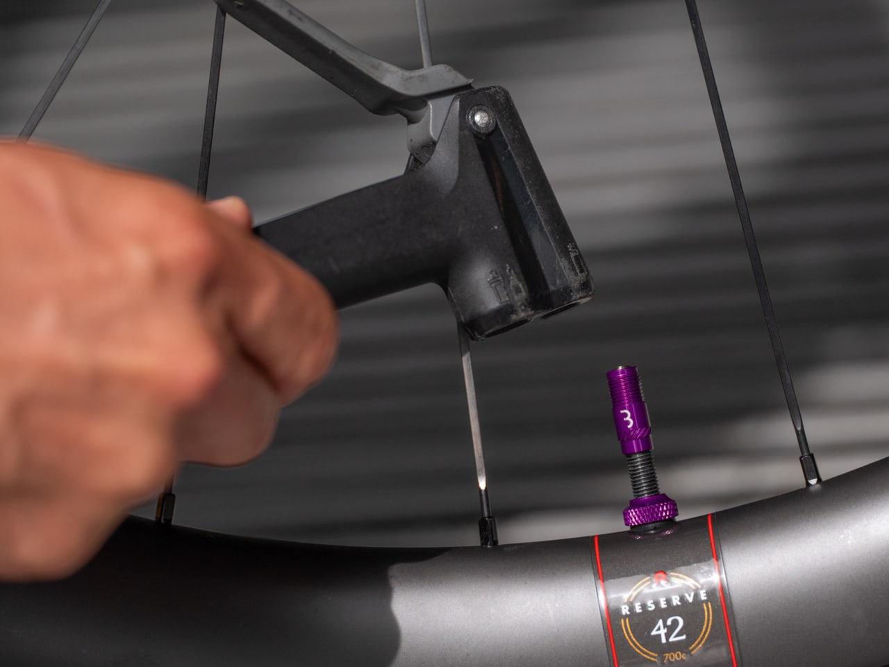 Pakkaus 2 BBB CORE CAP -venttiilin päät, joissa on mutterit Violetti