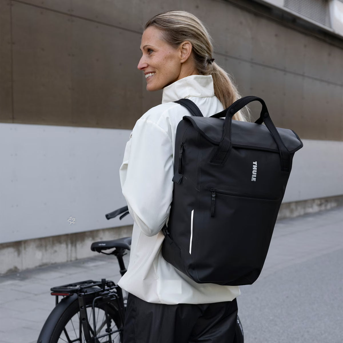 Matkatavaroiden kuljetus / reppu THULE SHIELD Inlock 23 L Musta