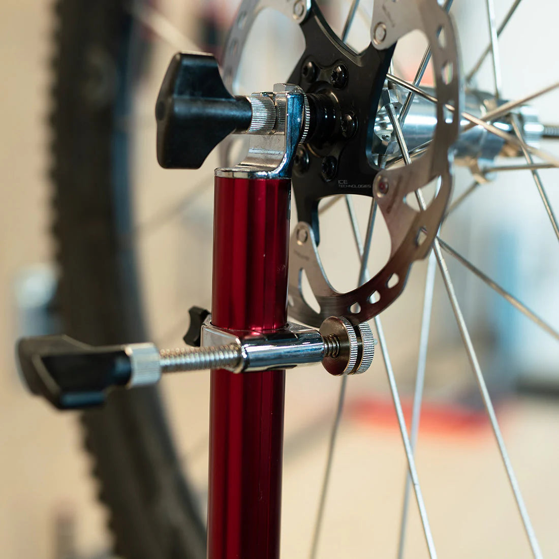 Pro FEEDBACK Truing Stand akselisovittimella varustettuna