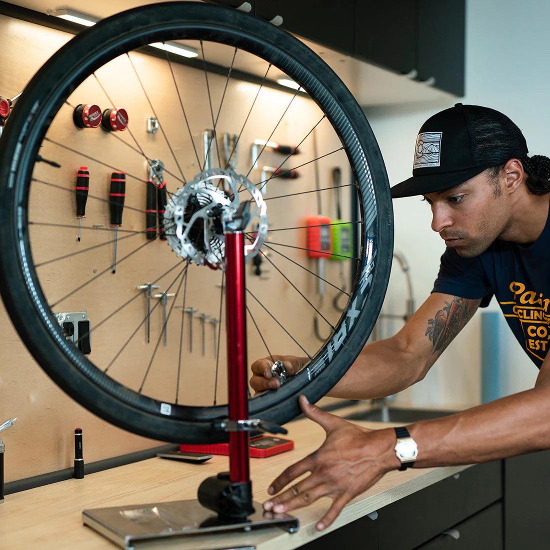 Pro FEEDBACK Truing Stand akselisovittimella varustettuna