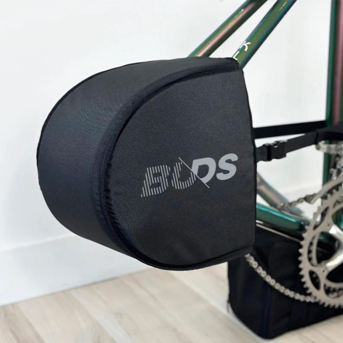 BUDS REAR BIKE PROTECT Suojakotelo maantie- ja maastopyörän vaihteistolle Musta