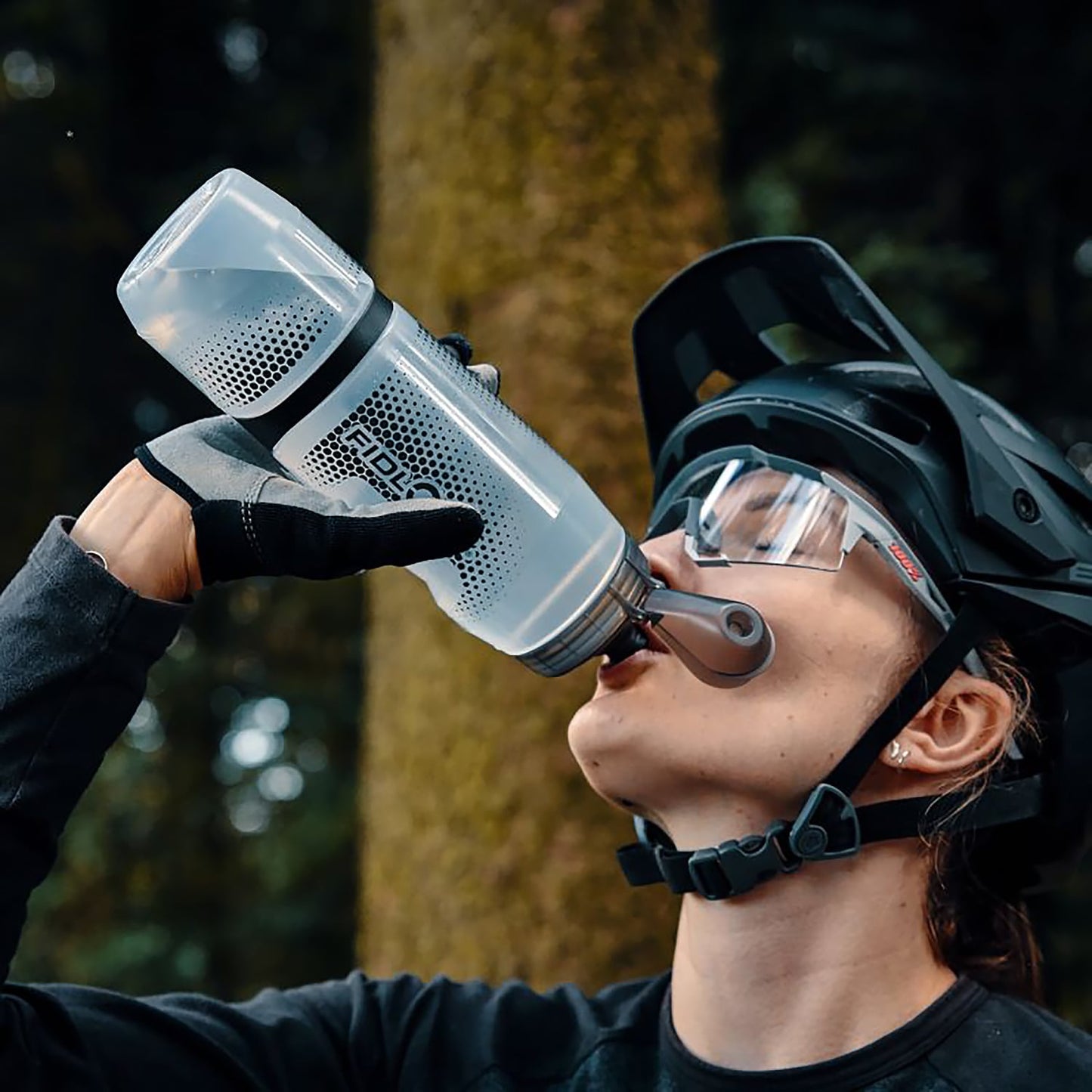 FIDLOCK TWIST -pullo (800ml), jossa on varaliitin läpinäkyvälle pullolle.