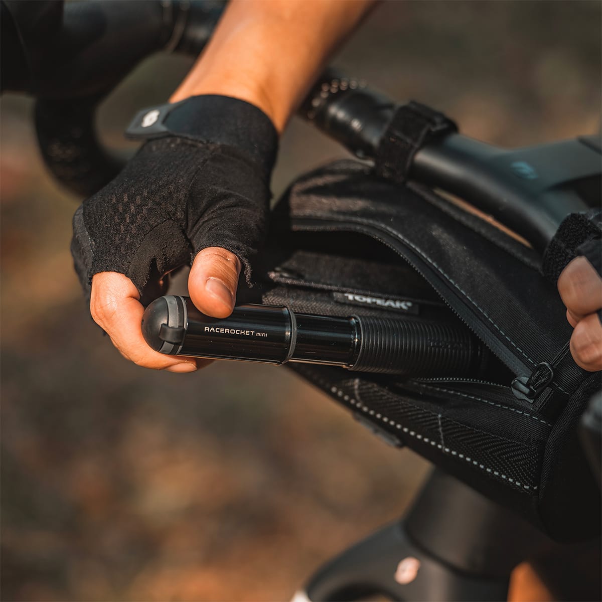 Käsinojalaukku TOPEAK TUBULAR BARBAG SLIM 1,5 L Musta