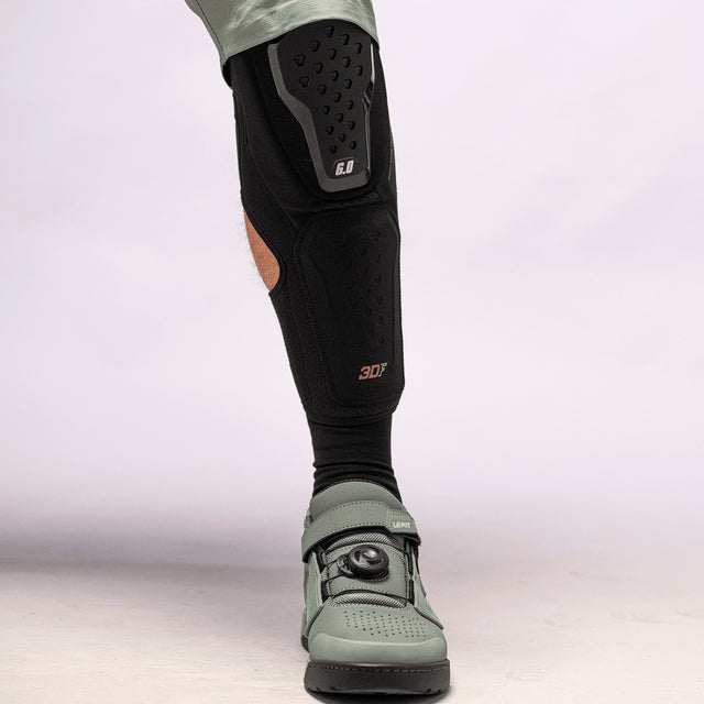 LEATT 6.0 EVO EXT polvisuojat Musta