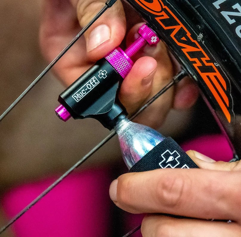 MUC-OFF MTB CO2-sytytystappi + 25g CO2-kierteellä varustetut CO2-patruunat (x2)