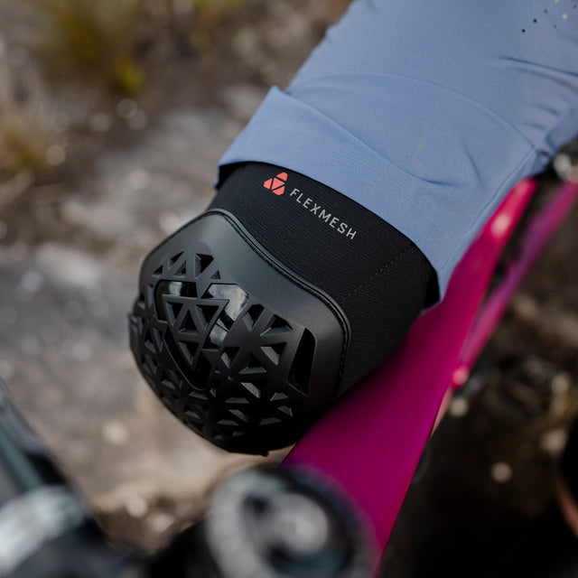 LEATT FLEXMESH polvisuojat Musta