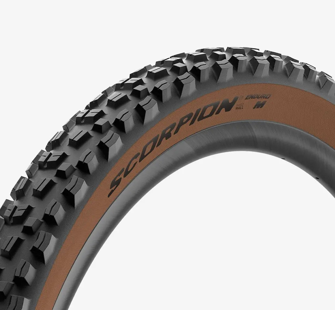 PIRELLI SCORPION ENDURO M CLASSIC 29x2.4 HardWall -rengas PIRELLI SCORPION ENDURO M CLASSIC 29x2.4 HardWall -rengas Tubeless Ready Pehmeä ruskea 4355100