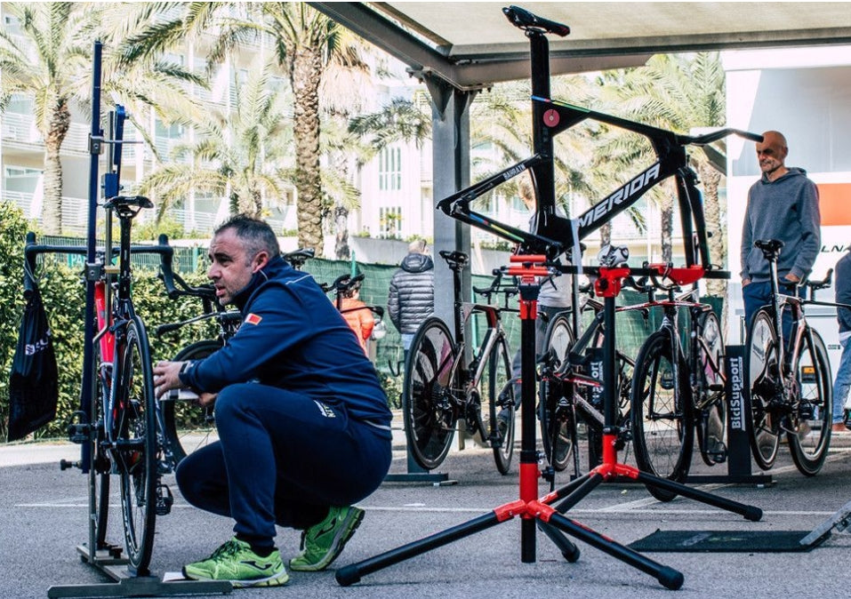 ELITE RACE FC:n työpajan ständi