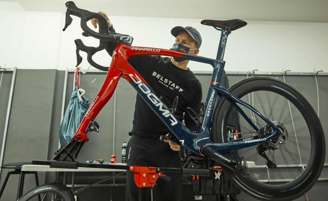 ELITE RACE FC:n työpajan ständi