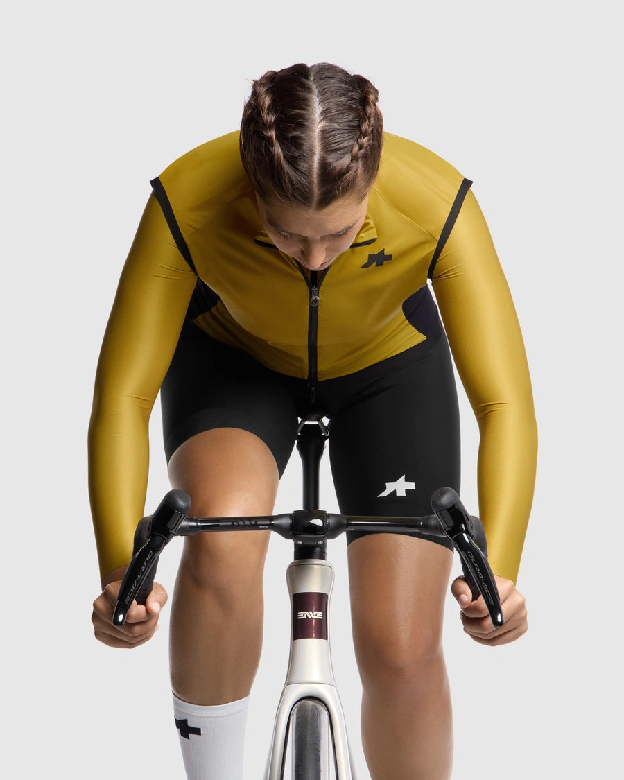ASSOS UMA GT WIND S11 Naisten kultakeltainen hihaton takki