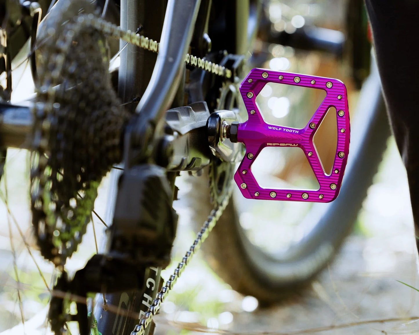WOLF TOOTH RIPSAW -tasapohjaiset polkimet, violetti