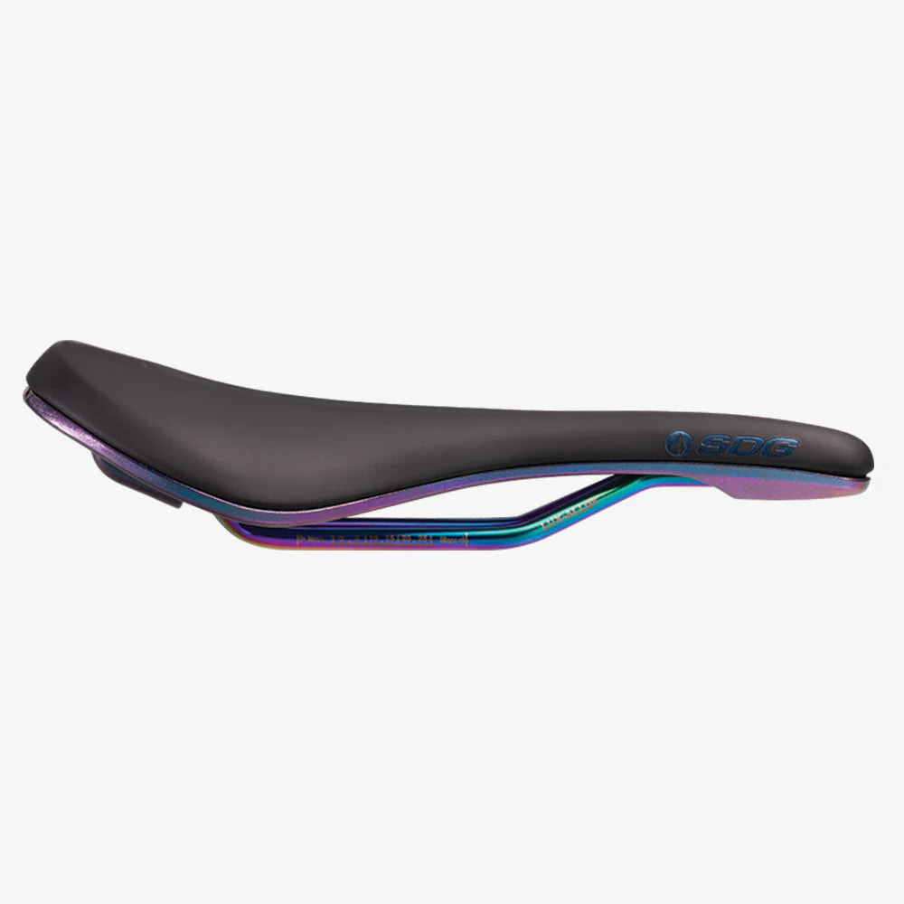 SDG BEL-AIR V3 OVERLAND Rails Lux-Alloy Black/Oil Slick Satula (musta/öljy)