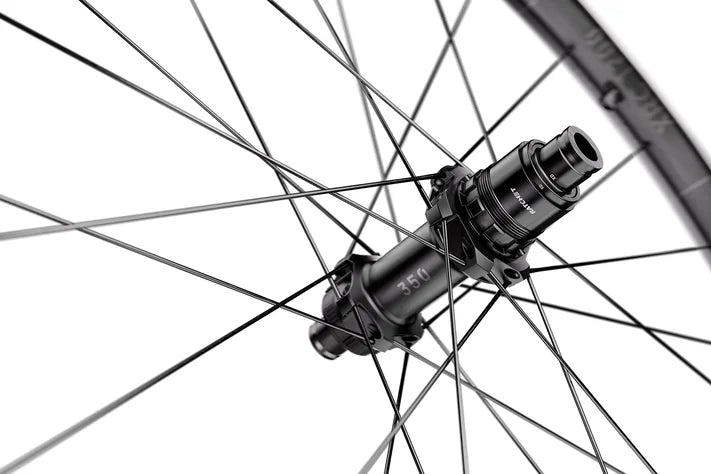 DT SWISS XRC 1700 SPLINE 30 mm 29" 12x148 mm Boost takapyörä DT SWISS XRC 1700 SPLINE 30 mm 29" 12x148 mm Boost takapyörä