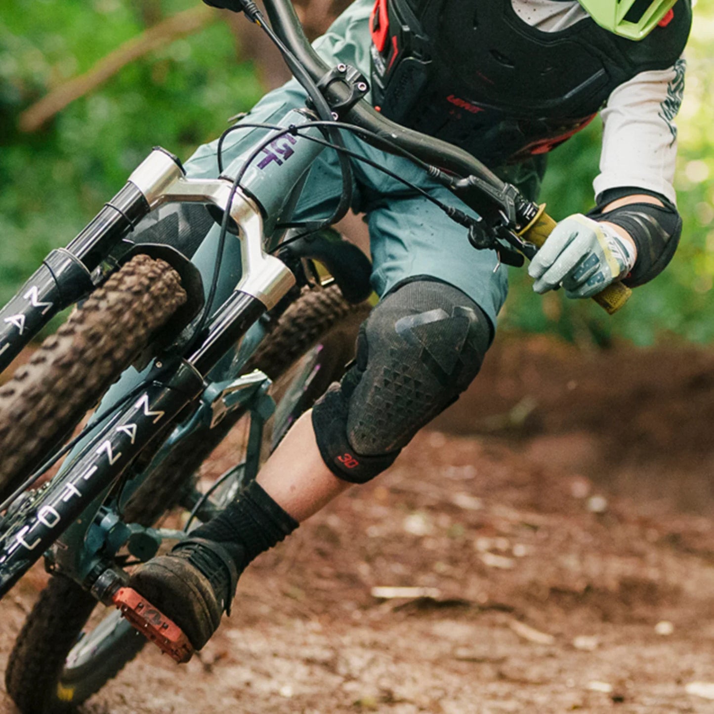 LEATT 3DF 5.0 EVO Junior polvisuojat musta