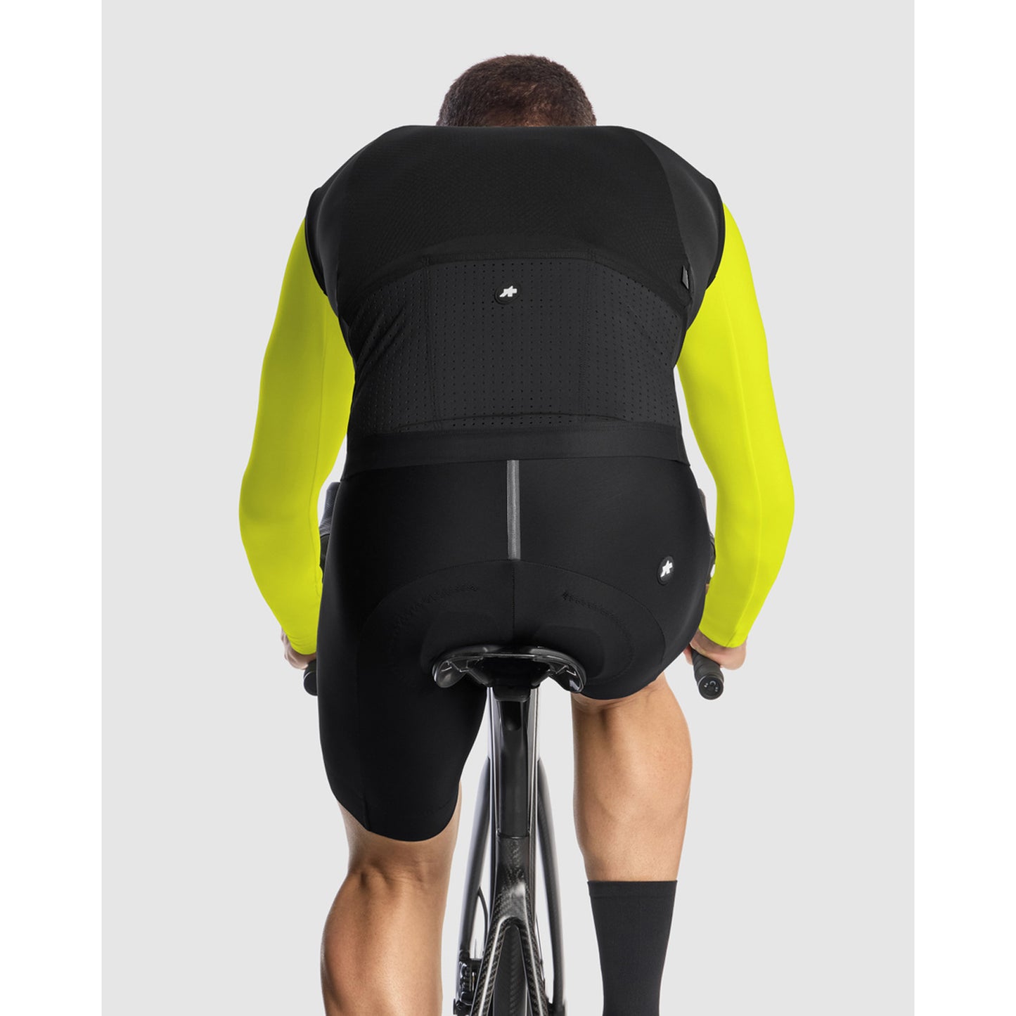 ASSOS EQUIPE R S11 Musta sarja hihaton takki
