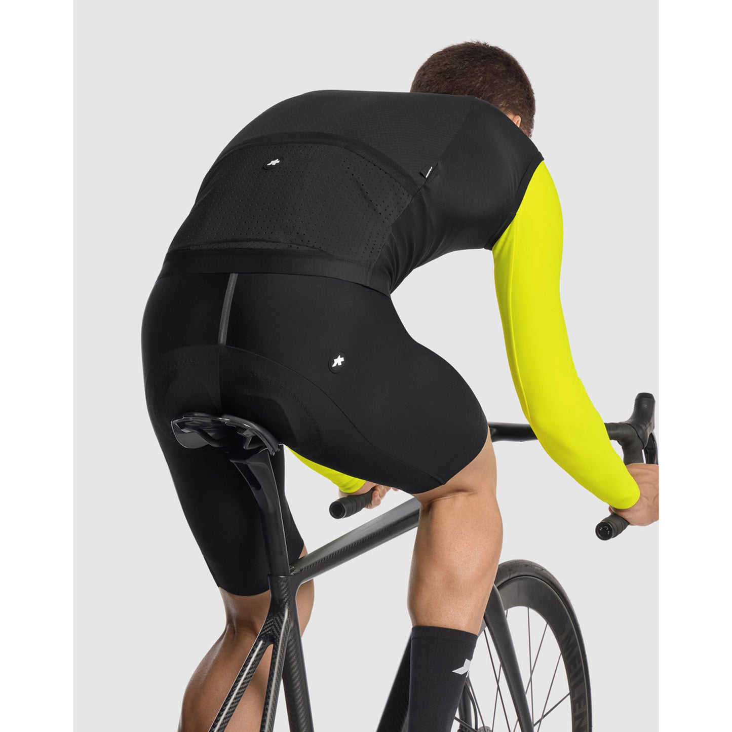 ASSOS EQUIPE R S11 Musta sarja hihaton takki