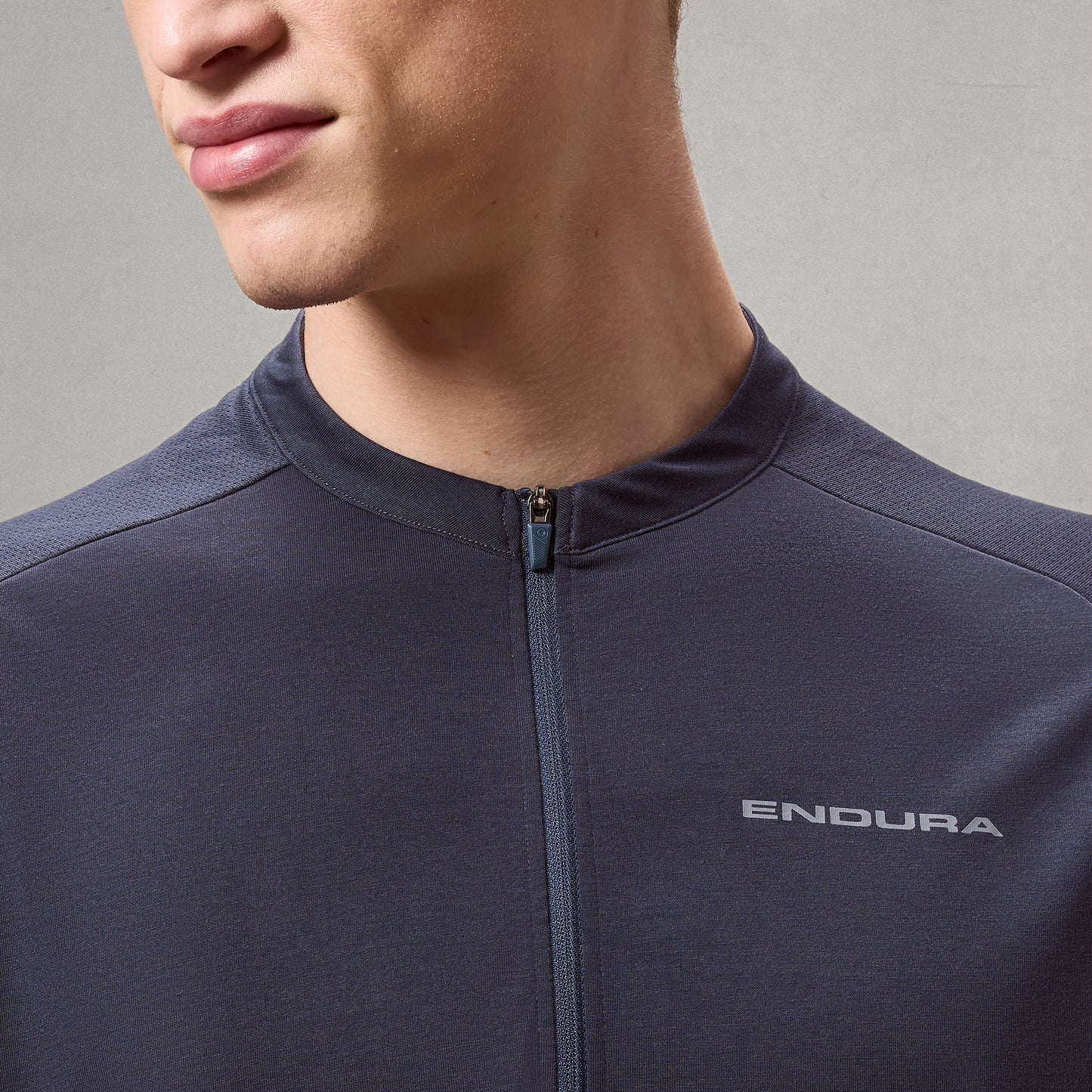 ENDURA LOOP ZIPPED lyhythihainen Carbon Jersey harmaa