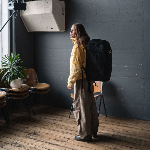 EVOC 60L matkarinkka musta