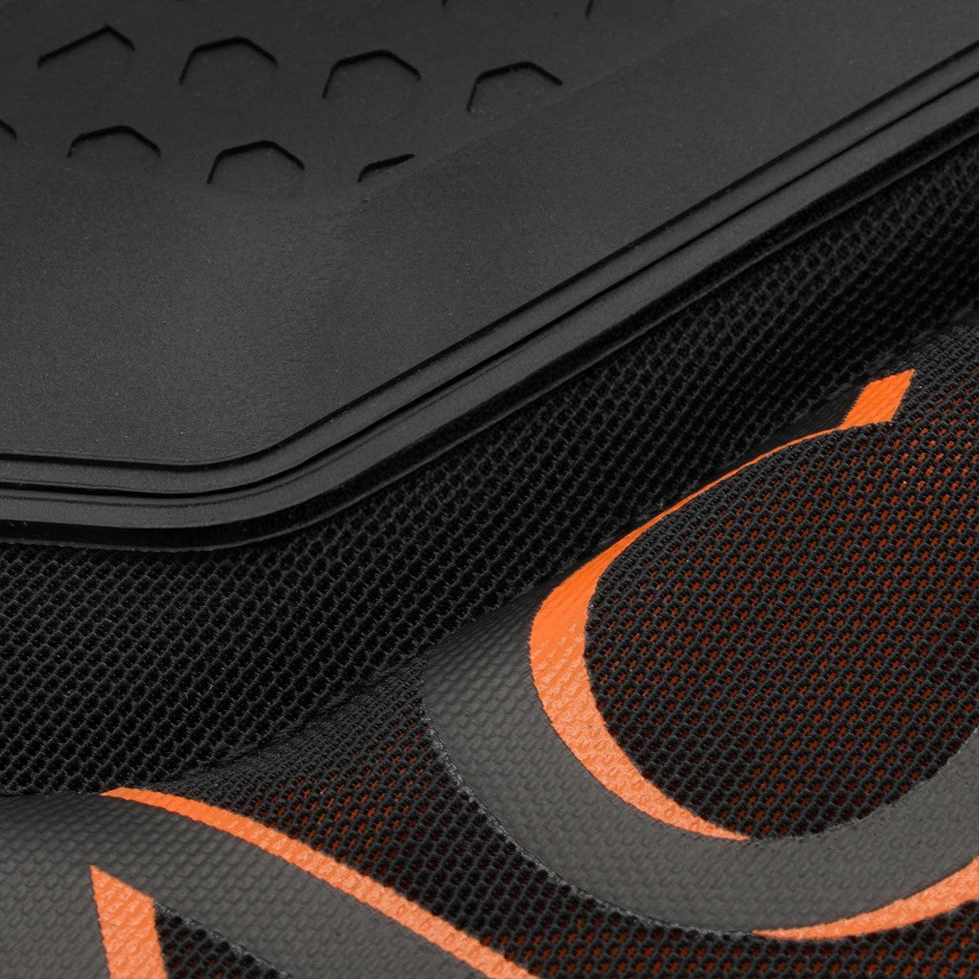 RACER ALPHA EVO -rintakilpi Musta