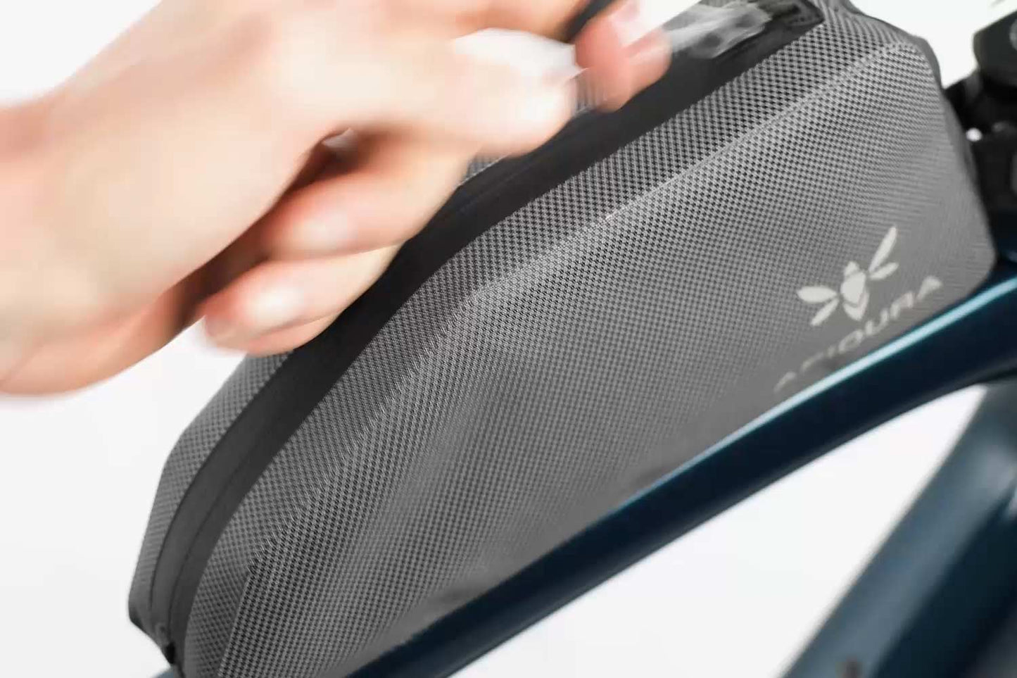 Runkolaukku APIDURA EXPEDITION BOLT ON TOP TUBE PACK 1 L Musta