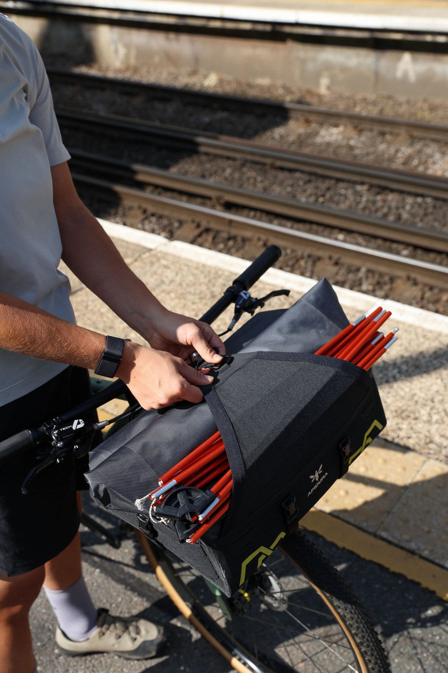 APIDURA EXPEDITION FRONT RACK PACK 20 L ohjaustankolaukku musta