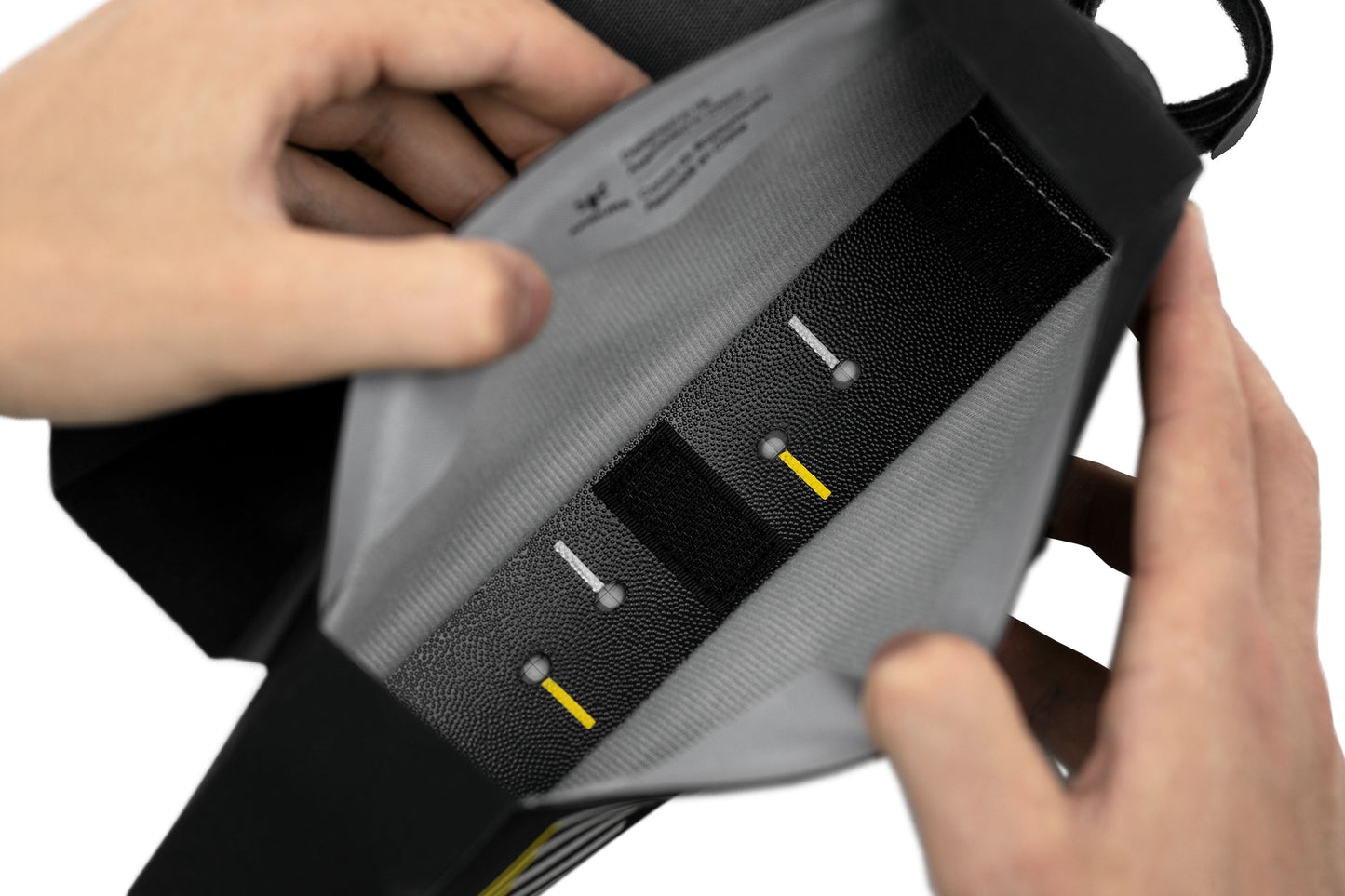 Runkolaukku APIDURA RACING BOLT-ON TOP TUBE PACK 1 L Musta