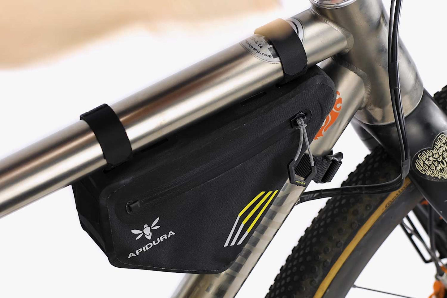 Runkolaukku APIDURA RACING FRAME PACK 1 L Musta