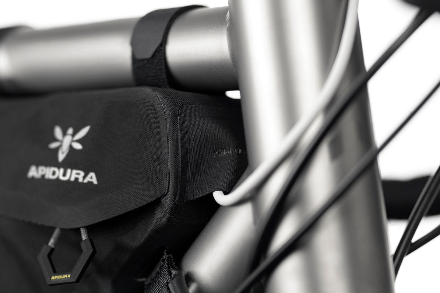 Runkolaukku APIDURA RACING FRAME PACK 2.4 L Musta